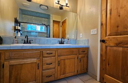 Knotty Pine Cabin with Artisan Stone Patio - Walk to Bass Lake - Foto 14