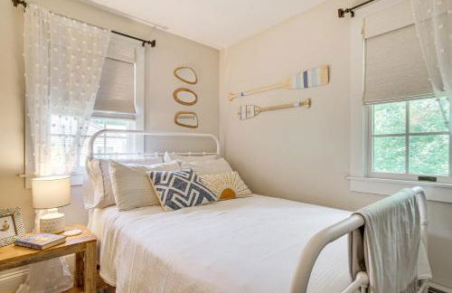 4 Mi to Bristol Beach! Coastal Retreat with Pond - Foto 13