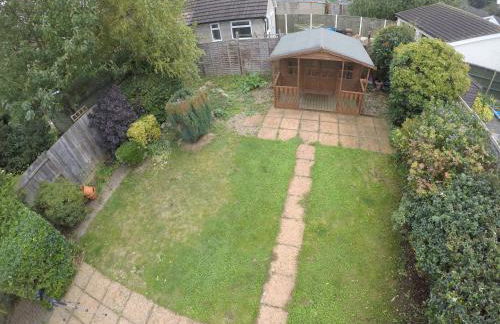 Detached Bungalow - Sleeps 8 - Free Parking, Fast Wifi, Smart TV and Garden by Yoko Property - Photo 19