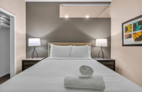 HUGE Luxe Downtown Flat: Pool Table & Parking - Foto 7