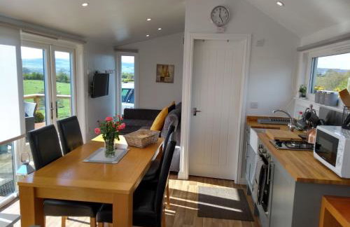 Cleeves Cabins, Ailsa Luxury Lodge With hot tub - Photo 11