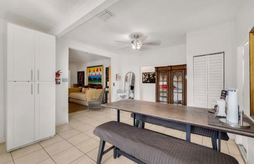 Artful 4BR Family Retreat - Foto 15