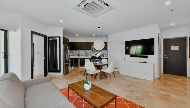 Amazing 1BR 2BA Condo Great Location w Pool GYM - Foto 3, Habitación