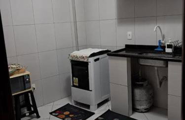 Dois quartos Cozinha completa Wi Fi Self check in com senha Central e perto de tudo a 4,4Km da Rodoviária e 15,4Km do Aeroporto Apartamento 101 - Foto 5