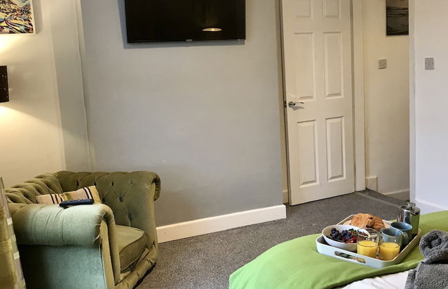 Stylish 3 Bedroom House Only 5 Mins From M6/m58 - Photo 4