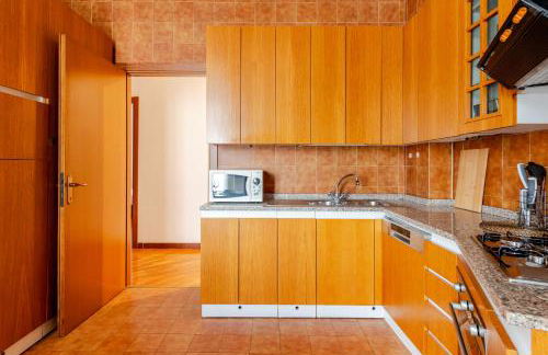 Spacious Home with three Bedroom and Large Kitchen - Photo 19