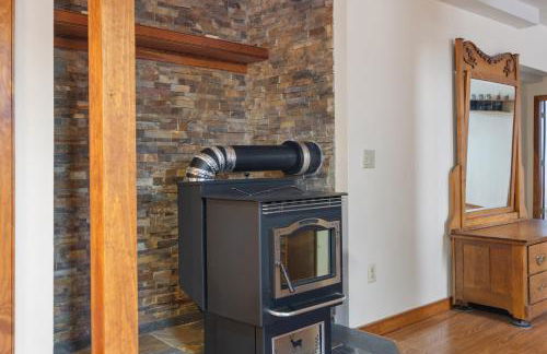 Spacious Accessible Waterfront Retreat with Hot Tub - Foto 46