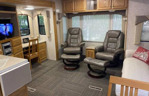 Betsie -35Ft RV Camper in Woods -Firepit & Hot Tub - Foto 7