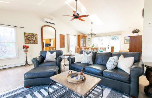 Large Home w Fire Pit and Dogs Welcome - Foto 10