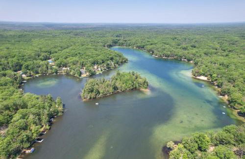 Rose City Cabin with Fire Pit and Lake Access - Foto 26