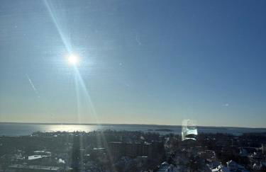 Luxury 1BR w Stunning Floor-to-Ceiling Water Views - Foto 21