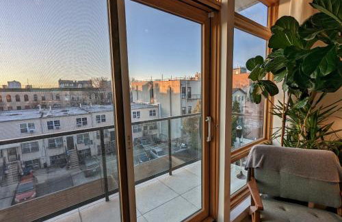 Sunny Oasis with WD I Central Air I Desk I Free Park - Foto 9