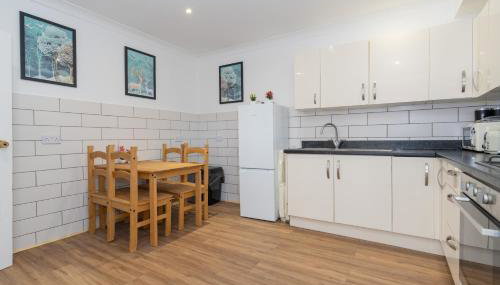 Open Mind Property - 4BR, 17 Guests & Free Parking - Foto 5