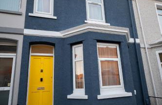 Spacious Victorian 4 Bed l Cocktail Bar Spa Bath Workspaces - Photo 2