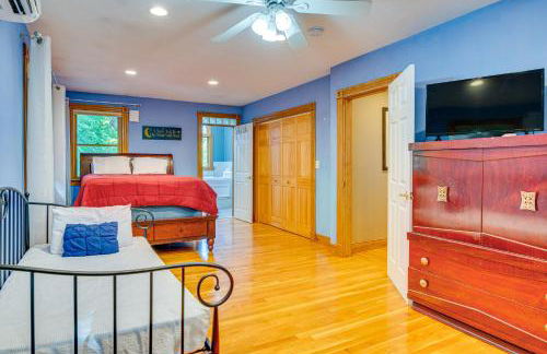 Spacious Belmont Home w/ Seasonal Pool & Grill - Foto 29