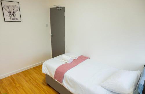 Beautiful Modern Home in London, Free Parking, Family Home, Sleeps 9, Close to Railway Station - Foto 5