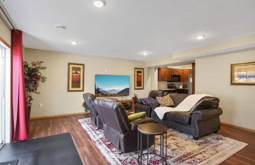 Charming 3-bedroom 1 bath basement nook with backyard view and gazebo - Foto 24