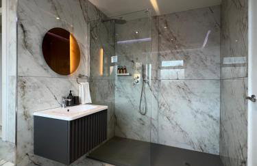 The Place with king beds, Ensuite Bathrooms, Close to Airport and Free Parking - Foto 8