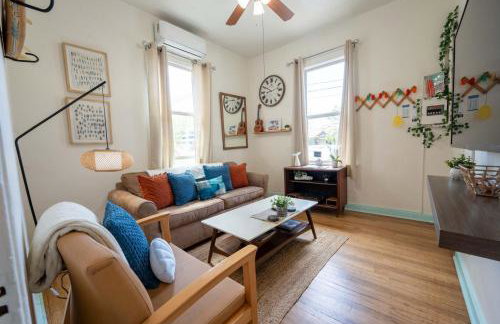 Breezy 1BR Retreat Walk to UofA and Spring Fun - Foto 1