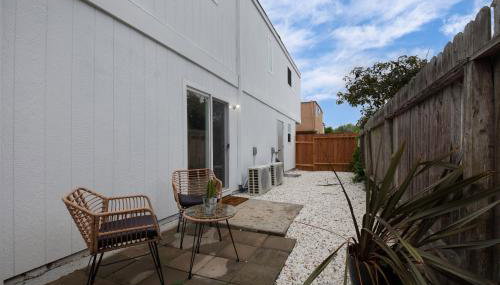 Downtown Beach Home, 5 min to Beach! Backyard, BBQ - Foto 5