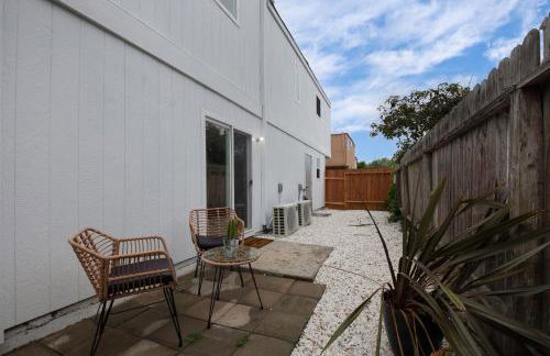 Downtown Beach Home, 5 min to Beach! Backyard, BBQ - Foto 5