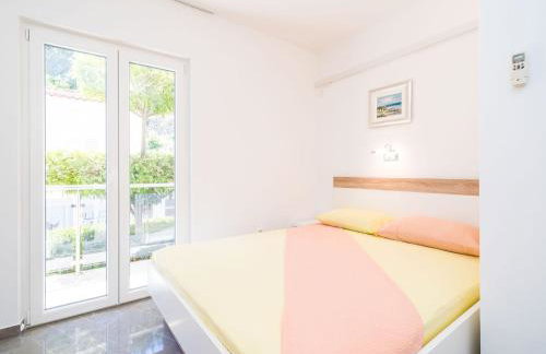 Apartments & Rooms Bari i -Standard One Bedroom Apartment with Balcony and Garden View APT-3 - Photo 12