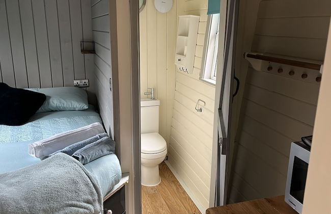 Cabin - Sleeps 2 hot tub & Parking - Photo 1