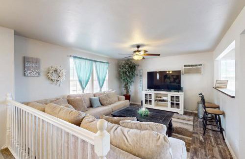 History, Hikes and Cozy Nights Parowan Gem with Deck! - Foto 2