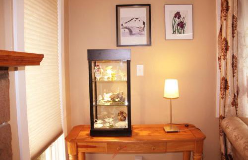 Bright 3 bedroom home with full kitchen, fenced backyard, sports court and free parking - Foto 15