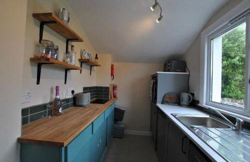 Carpenters Cottage- coastal stay with garden - Foto 20