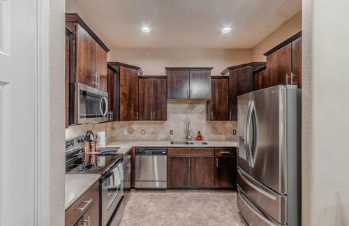 The Castle by the Lake with Pool and Balcony near Grandscape - Foto 23