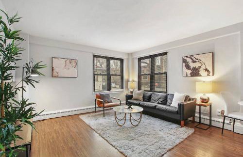 1BR Bright and Airy Apt in Hyde Park - Hyde Park 109 and 209 rep - Photo 1