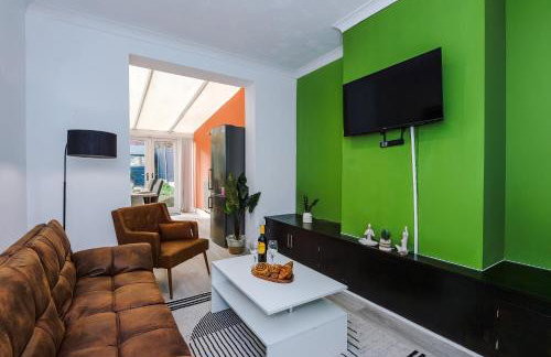 The Lyme Lounge - Contemporary & Stylish 3BR Home - Sleeps 7 with Parking & Wi-Fi - Perfect For Business or Work Stays - By Parydise Properties - Foto 1