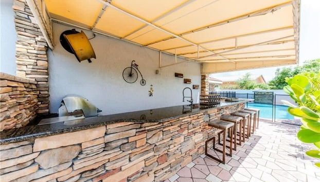 Luxe 4BR Waterfront w Htd Pool 5min to Beach - Foto 5, Habitación