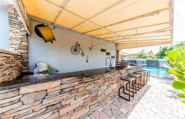 Luxe 4BR Waterfront w Htd Pool 5min to Beach - Foto 5