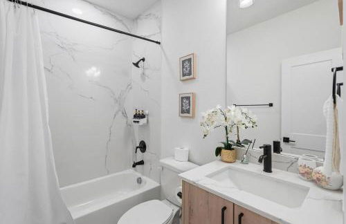 Modern 3BR Home w/ Rooftop • 5 min to Downtown - Foto 15