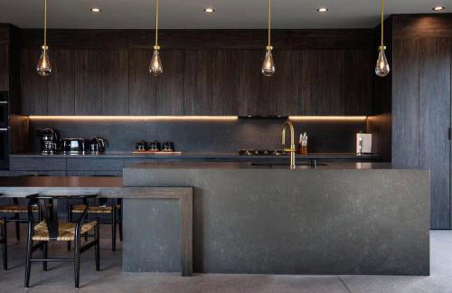 Black C House Modern w pool spa - Photo 19