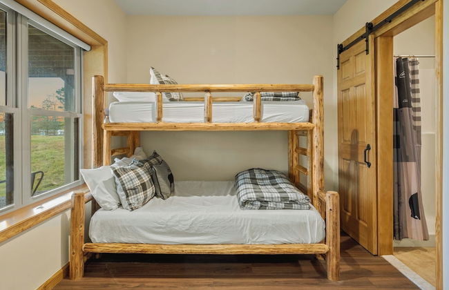 Pocono Paradise by Avantstay Lakeside Retreat, Hot Tub, Game Room, Near Beach - Foto 17