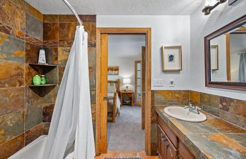 Nestled Inn Vacation Home Rental Evergreen - Trails, Views, Hot Tub, Skiing! - Foto 23