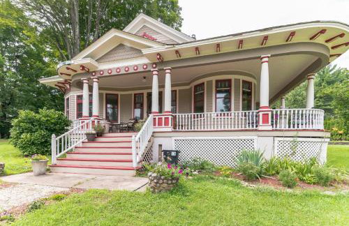 Mountain View Victorian with Convenient Location and Lots of Space tp Play farmhouse - Foto 43