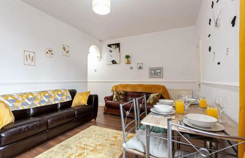 Fabulous Stay - 4 Bedroom House, sleeps 9, ideal for Business and Contractors, Free parking - Foto 7