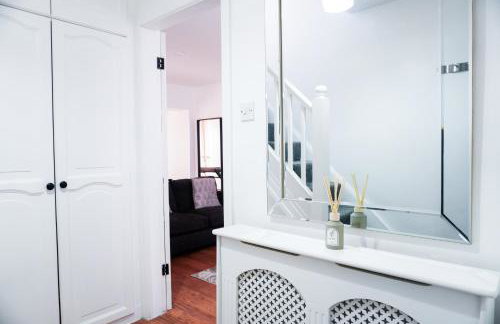 Spacious 3BR Weekend Getaway Home Near Etihad and Coop Live - Free Parking! - Foto 25