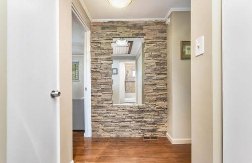 Secluded Hilltop Hideaway - Hot Tub! Two Living Rooms! - Foto 8