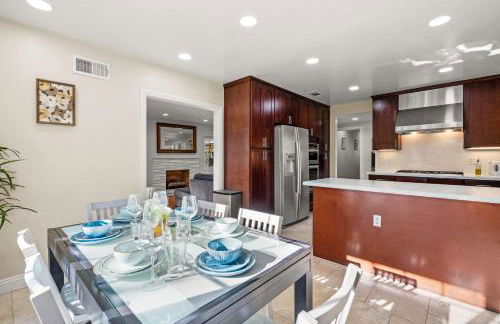 Luxury Estate with Sparkling Pool & Elegant Amenities - Foto 54