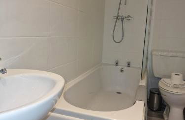 Spacious 2-Bedroom Home Comfortable Stay for 4 - Foto 15