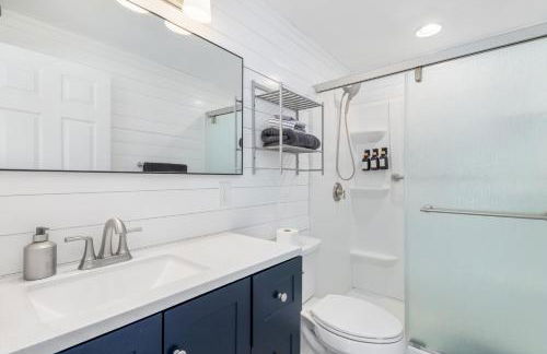 Relaxing 4 bedroom home with Pool - Photo 30