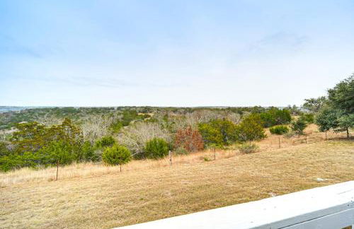 Group Getaway! Hill Country Basecamp with Trails - Foto 16