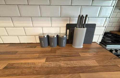 Central 3BR Home - Huddersfield Serviced Accomodation - Walk to Station & Town - Business Travellers - Families - Students - Photo 15