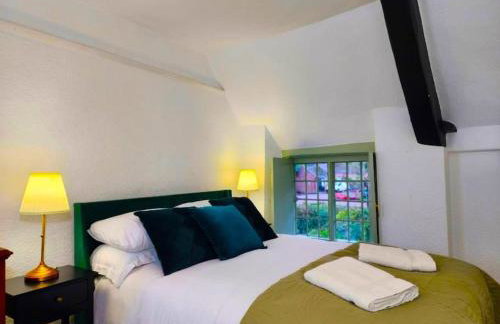 Swan Cottage 2-Bedroom-Netflix-Parking-Nature-Canal - Photo 8