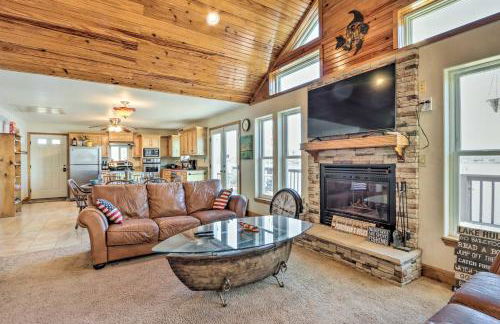 House with Deck Overlooking Lake of the Ozarks! - Foto 5